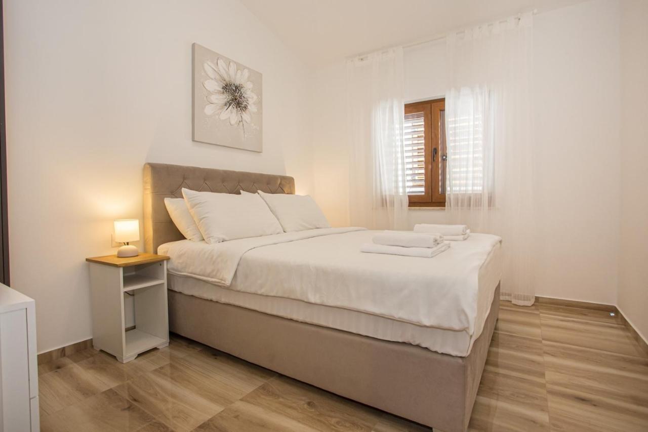 Holiday Home Camellia Πόρετς Εξωτερικό φωτογραφία